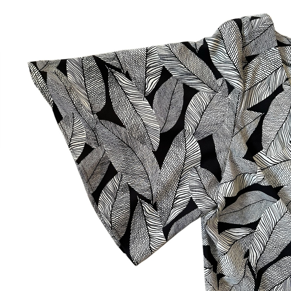 LOFT black & white leaf pattern criss cross front flutter sleeve romper size 10 - Picture 3 of 8